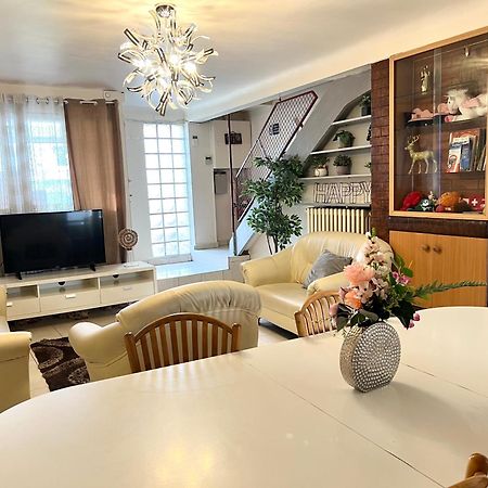 La Maison Est Situee En Face De La Gare 邦迪 外观 照片