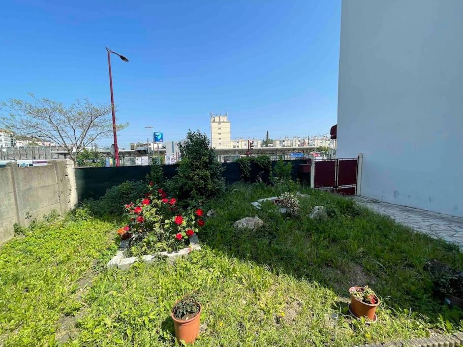 La Maison Est Situee En Face De La Gare 邦迪 外观 照片