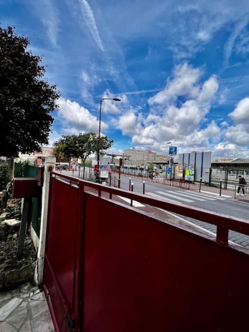 La Maison Est Situee En Face De La Gare 邦迪 外观 照片