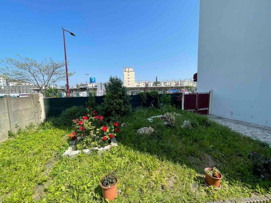 La Maison Est Situee En Face De La Gare 邦迪 外观 照片