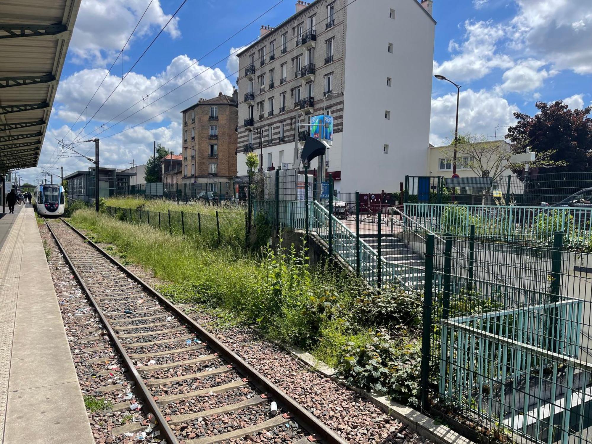 La Maison Est Situee En Face De La Gare 邦迪 外观 照片