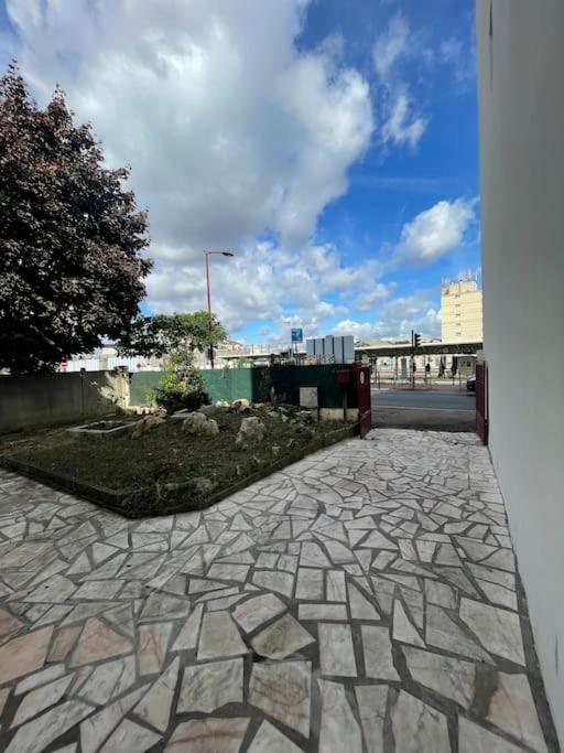 La Maison Est Situee En Face De La Gare 邦迪 外观 照片