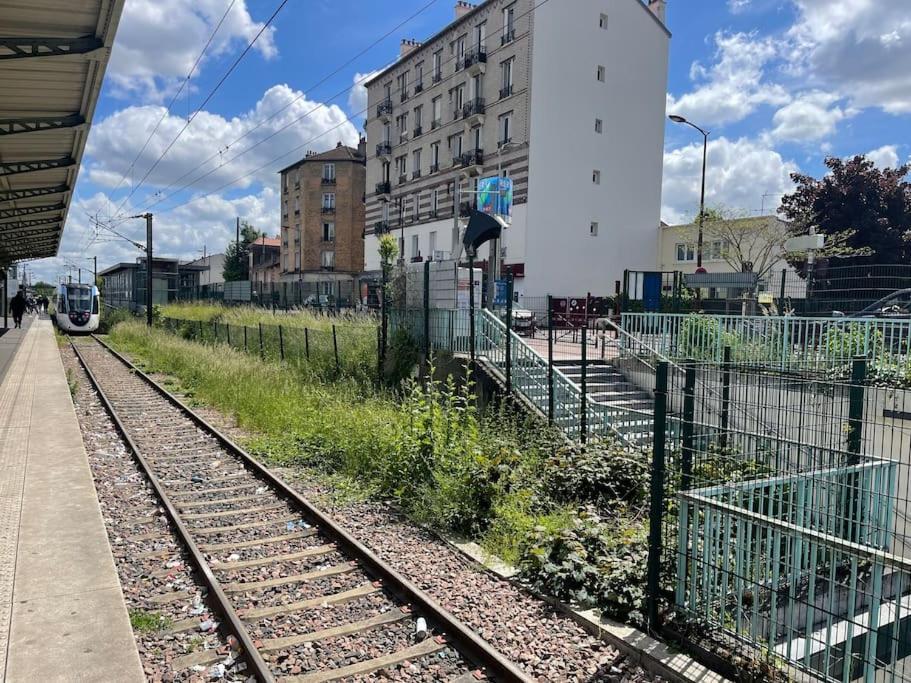 La Maison Est Situee En Face De La Gare 邦迪 外观 照片