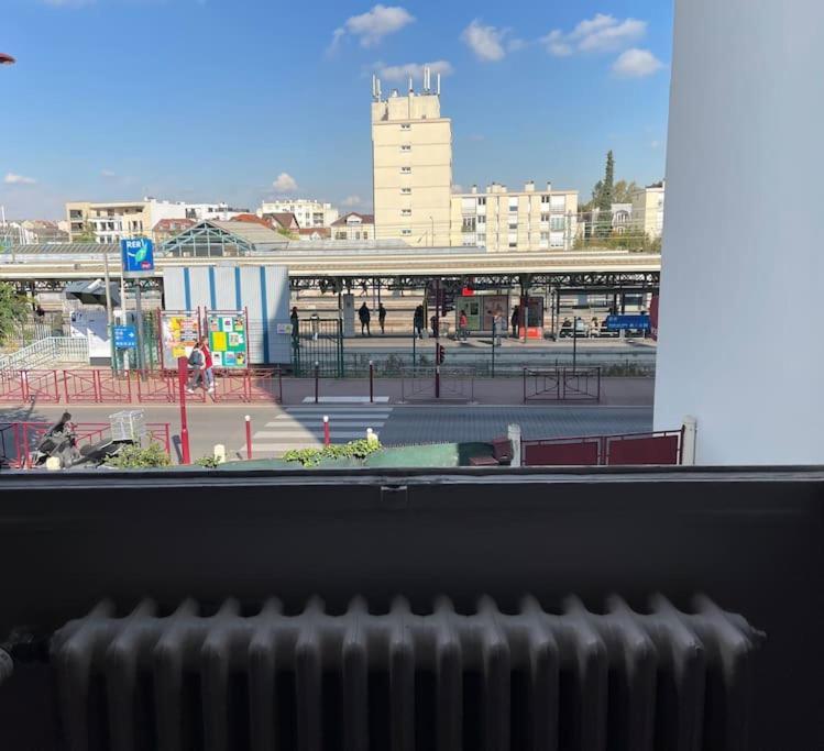 La Maison Est Situee En Face De La Gare 邦迪 外观 照片