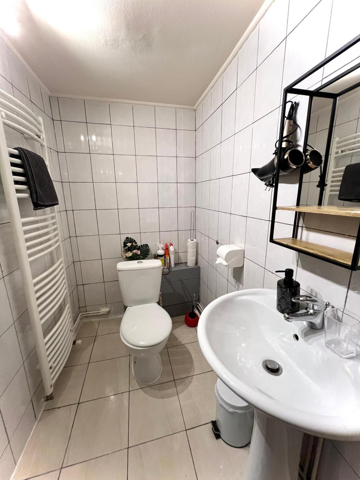 La Maison Est Situee En Face De La Gare 邦迪 外观 照片