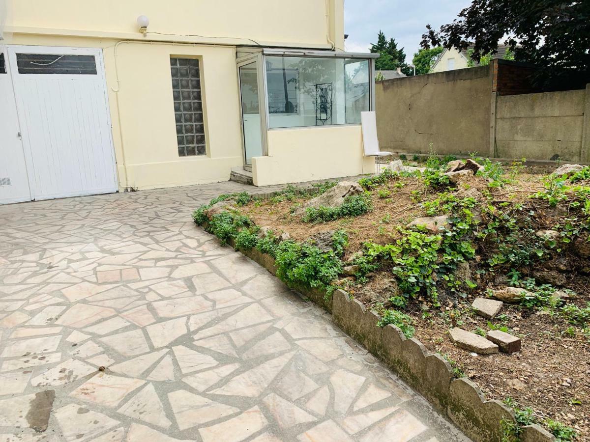 La Maison Est Situee En Face De La Gare 邦迪 外观 照片